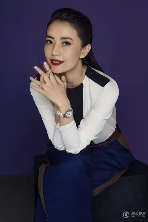 高圆圆红唇美背 演绎都市性感