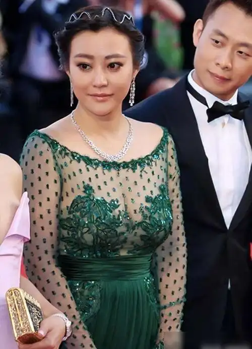 郝蕾安慰整容女演员,但女演员最该后悔的,却不是整容