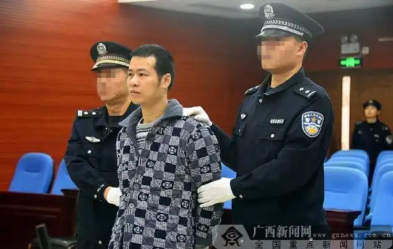 罪犯黄旦权(中)被押赴刑场执行死刑.防城港中院供图
