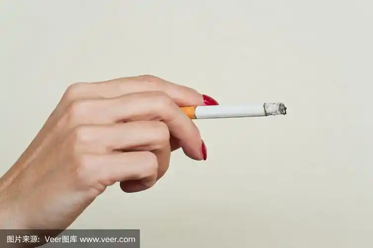 手拿香烟的女人