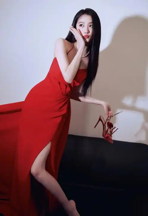 关晓彤美绝了!性感吊带开叉红裙裸足妖娆,嫩白美腿香肩撩人心魄