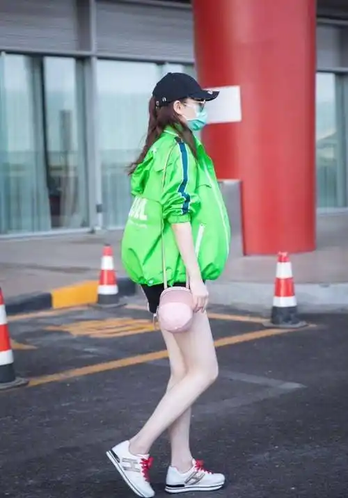戚薇的腿真的是一绝,明明荧光绿外套更抢镜,却还是自动聚焦腿上_look