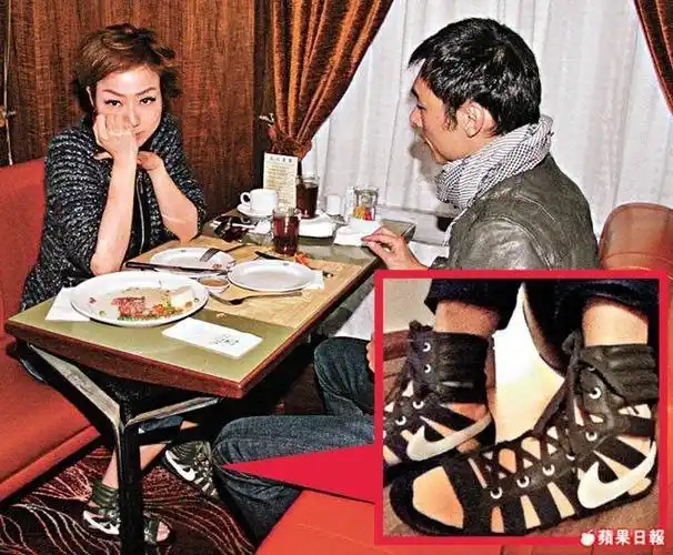 天后郑秀文和老公许志安的亲密合照金童玉女啊