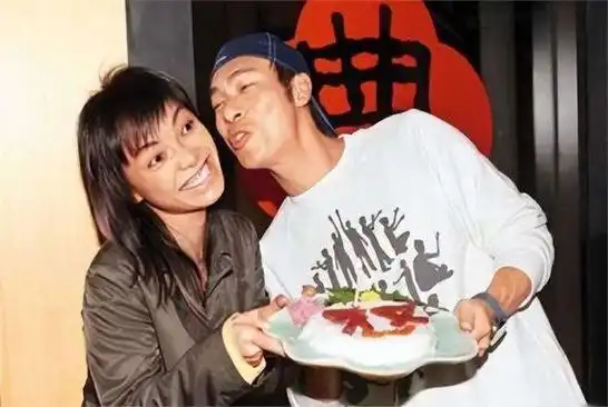 和韩红街边热吻,和黄心颖16分钟20次,许志安比你想得更渣