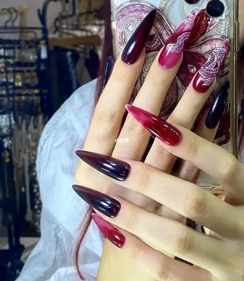 血红色晕染蛇纹美甲超长款