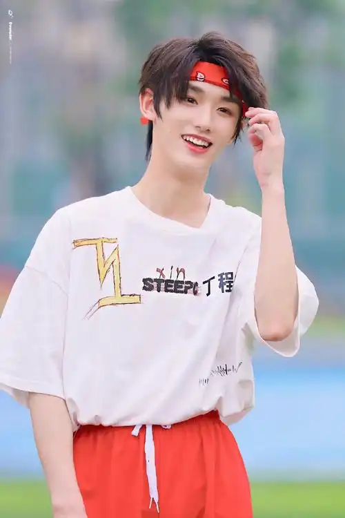 丁程鑫发带造型六宫格随拍