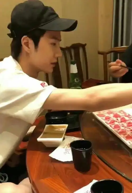 于斌发视频纪念,视频中陈情令剧组一起聚餐,肖战王一博戴了一样的帽子