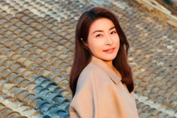 郭晶晶晒一家五口温馨日常与老公甜蜜依偎却被调侃老夫老妻