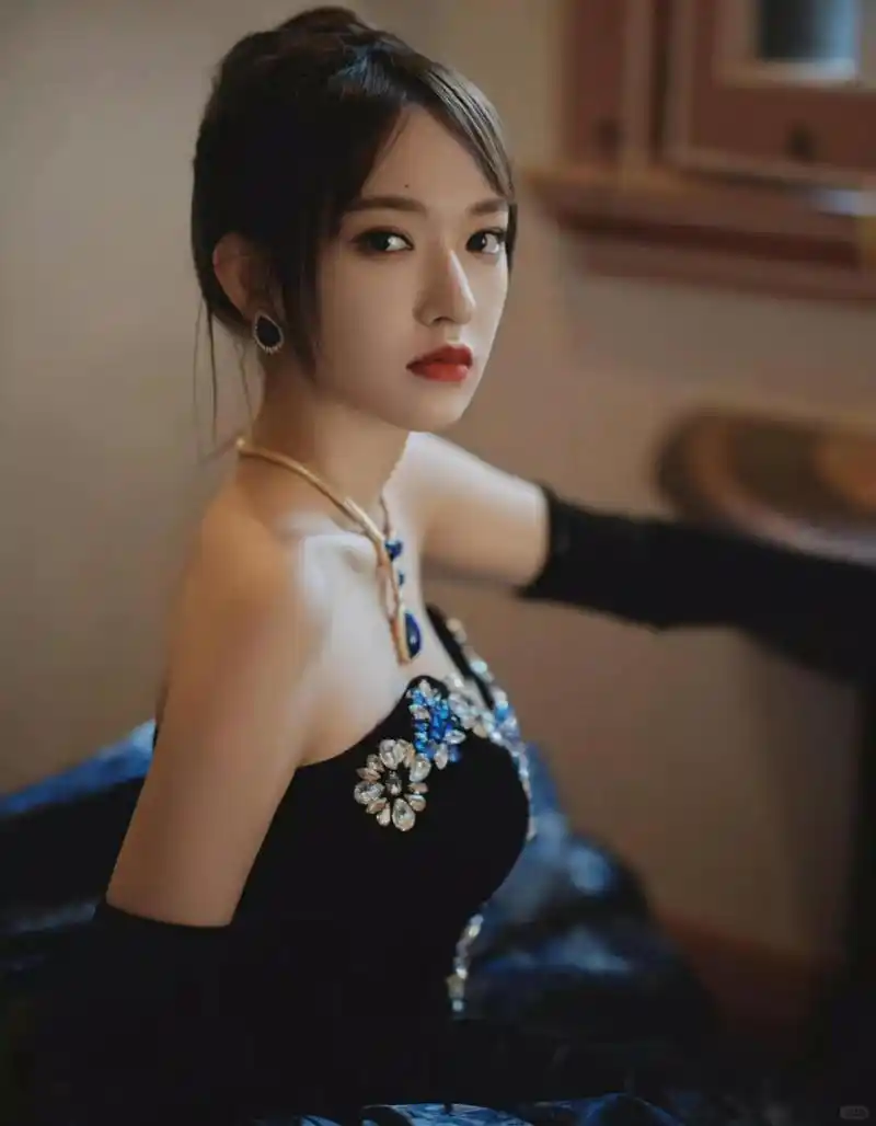 程潇在elle 2021风尚大典上惊艳亮相,以一袭黑色印花宝石装饰的俐服