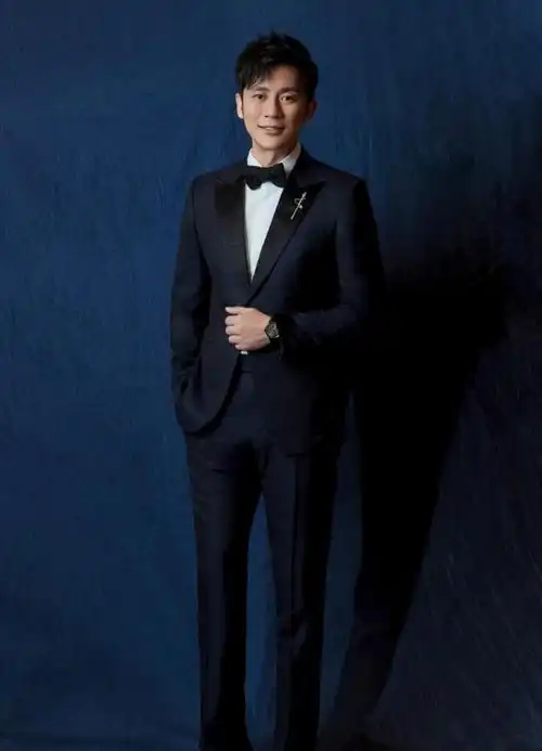 李晨一身藏蓝色西装搭配领结,绅士又高级,型男范十足