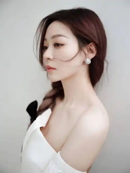 在发型方面,张靓颖选择了复古的麻花辫,这种发型既显得俏皮可爱,又与