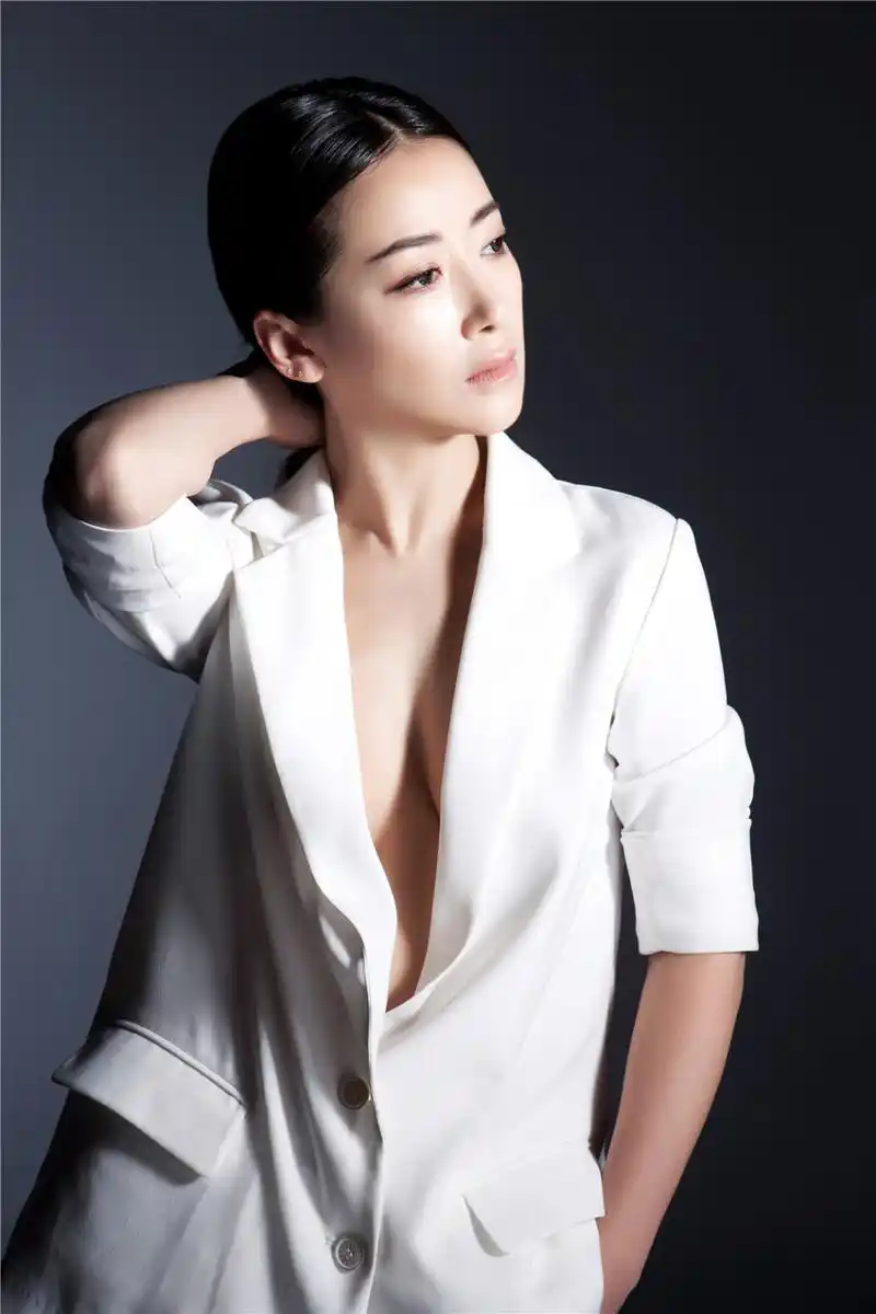 陈紫函真空西装玩酷 深v抢镜别具风情