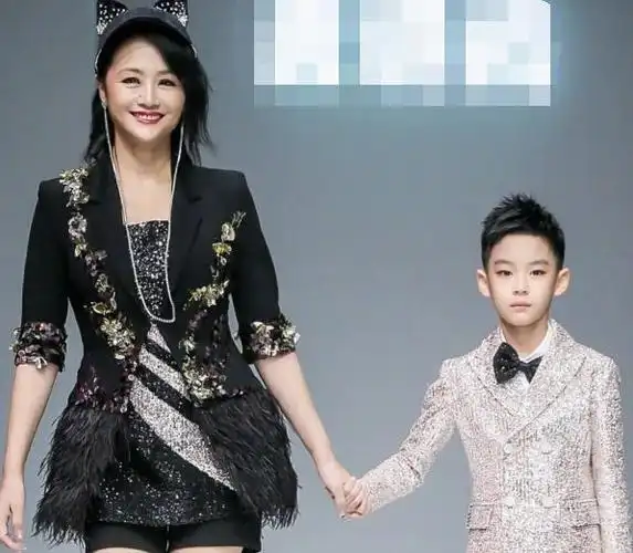 曹颖下嫁小演员女儿美也就算了儿子帅到可以直接出道