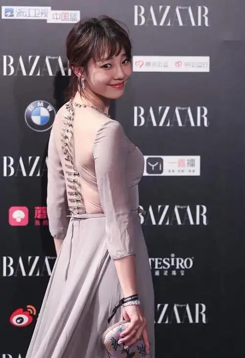 白百何虽然长得很清纯但穿上透视裙依旧很妩媚秀出美背好撩人