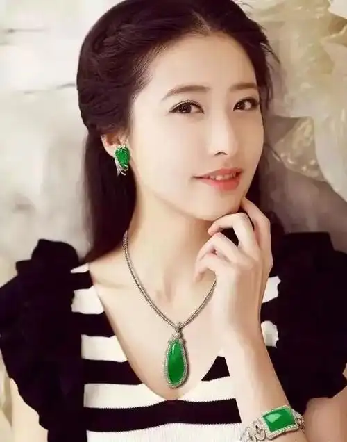 女明星戴翡翠谁衬托谁