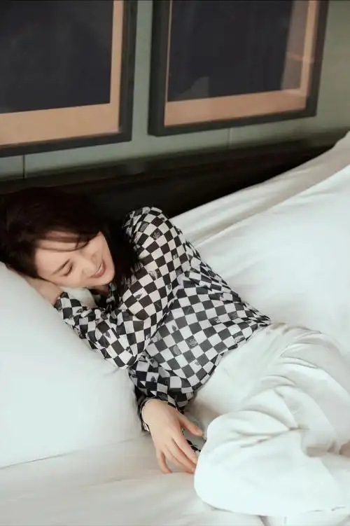 蒋勤勤42岁还是那么美,黑衬衫配白长裤温婉知性,眼神好温柔_效果_面料