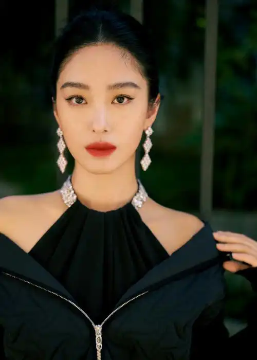 杨采钰油画感大头照##杨采钰怼脸图没输过