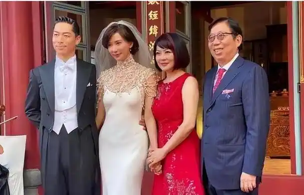 林志玲与丈夫黑泽良平近日在日本逛街被偶遇,引发网友热议.