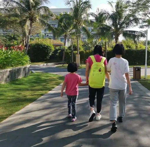 妈妈带着两个女儿去游泳池