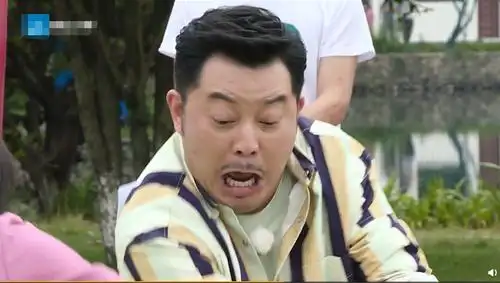 李晨打了沙溢一棍,沙溢表情极其夸张,泥潭大战,沙溢摔个底朝天