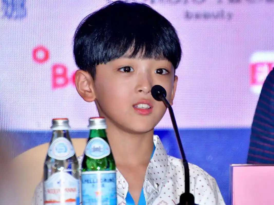 综艺《花儿与少年5》里,辛芷蕾对胡先煦说:"胡先煦小时候还说姐我要跟