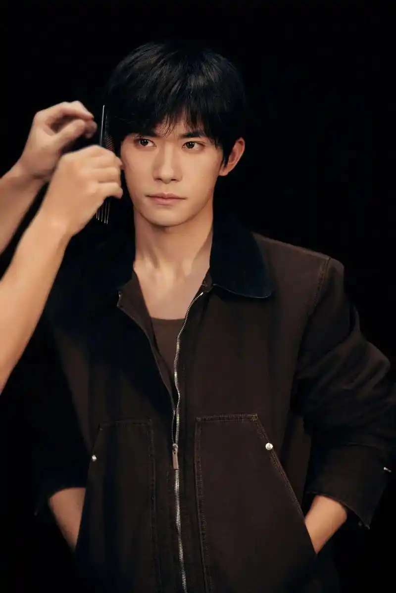 让我来让我来#易烊千玺 #生图 #丈夫的容貌妻子的荣耀 - 抖音