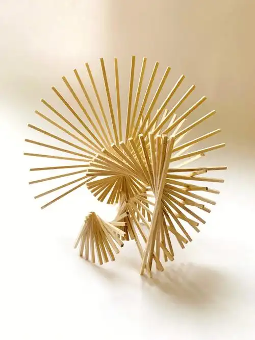 空间中的扭转呈现出渐变的层次感,并且有一种无形的力的牵引,造型动感