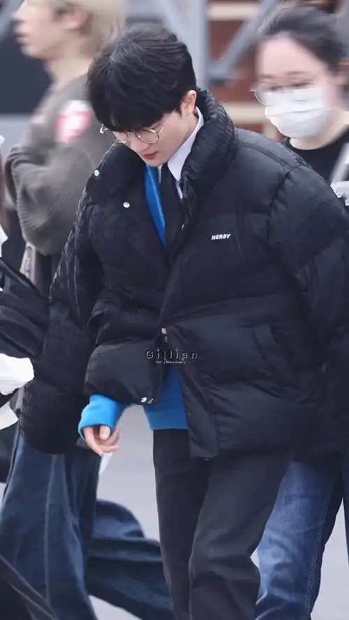 戴金丝眼镜的周深##周深声生不息家年华