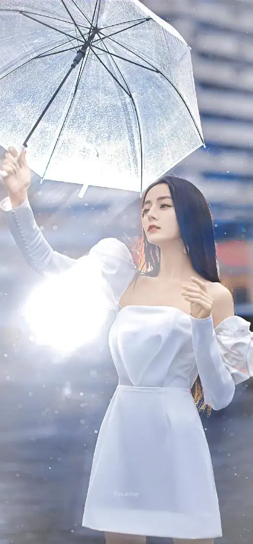 迪丽热巴雨中撑伞氛围感大片