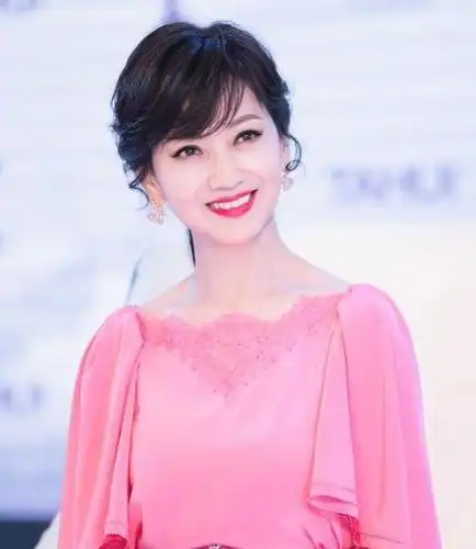 赵雅芝扮嫩得挺成功,穿一身粉惊艳亮相活动,66岁穿出40来岁的美