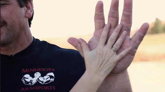 世界上最大手掌有多大掰手腕没人是他对手堪称现实版大力水手