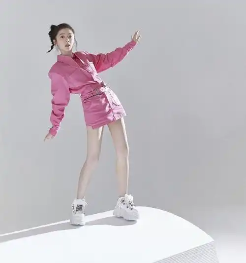 21岁赵今麦衣品堪称开挂男友风西装搭配短裤帅气中又不失甜美