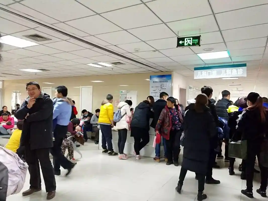 实拍大港医院生意火爆注重健康远离医院