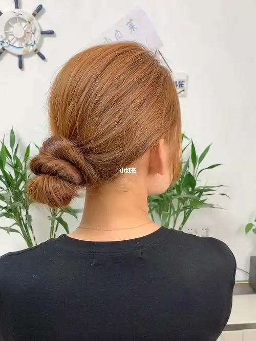 一看就会的秋冬慵懒气质低盘发