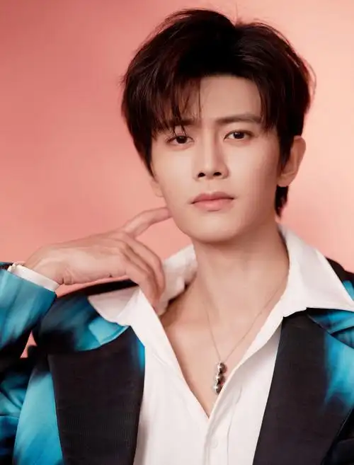 任嘉伦超话你们那里的月亮升起来了吗?