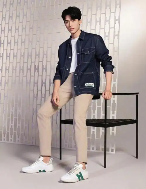 今天冲到店里结果看上的那两双都没我的码还是入了龚俊脚上那双绿色的