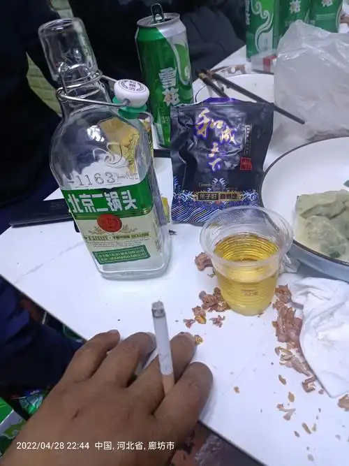 愿所有的美好和期待都能如约而至 #倒满深夜的酒 #唯有喝酒解千愁