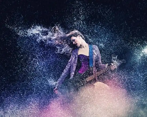 墨迹中的摇滚美女图片