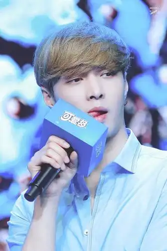 可爱吐舌少年张艺兴手机壁纸