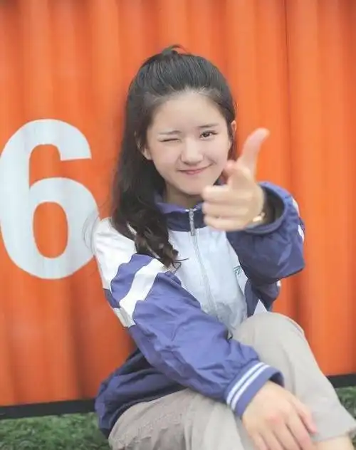 赵露思高中素颜照流出太甜美了不愧是国民初恋