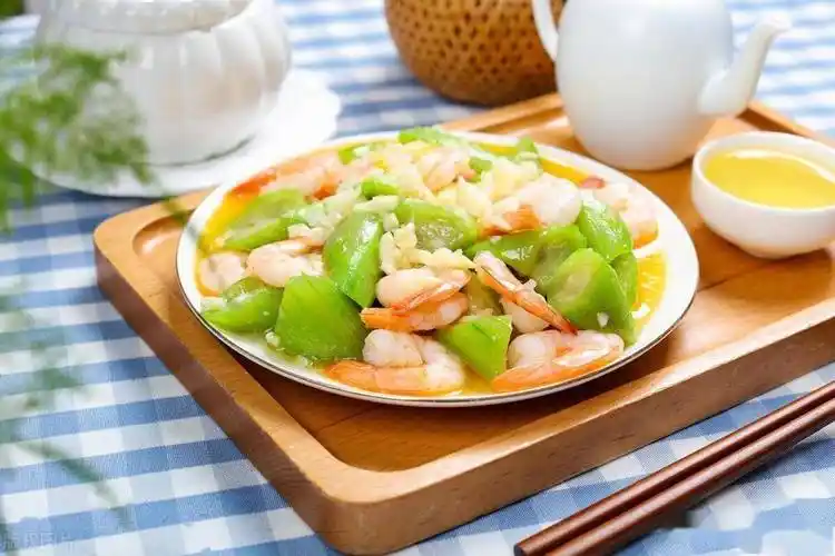 丝瓜炒虾仁,丝瓜不能直接下油锅,牢记5点技巧,不出水,不变黑