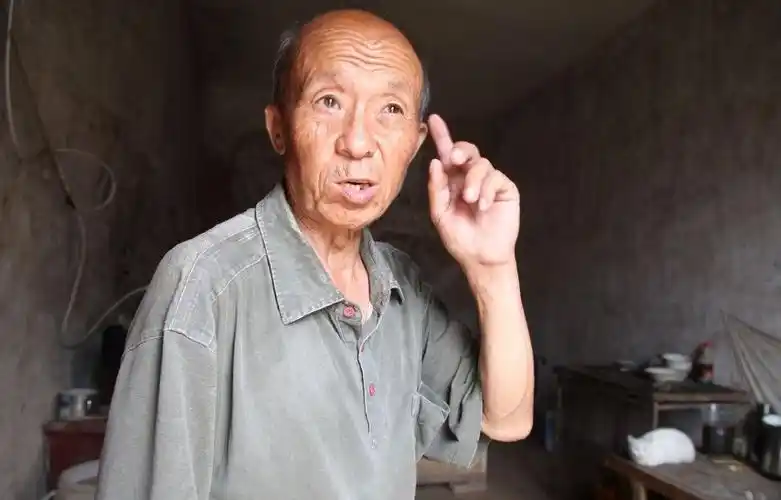 65岁农村男子将妻子锁在深院33年居住村外不离不弃尽丈夫职责