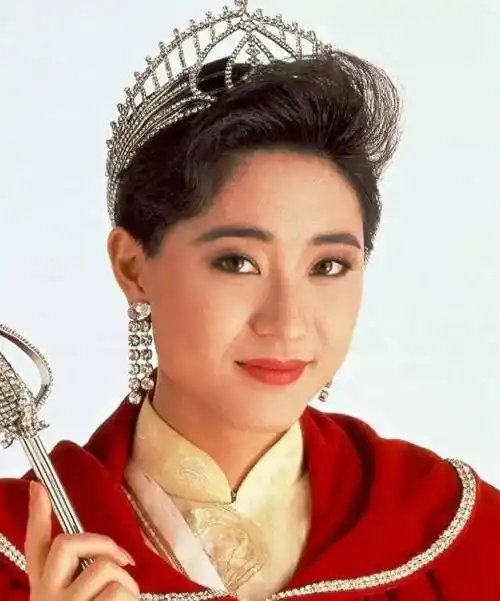 一张57岁的香港女神陈法蓉与86岁的父亲去桂林旅游的照片被发布,立即