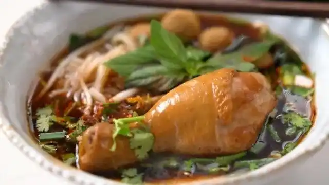 鸡腿粉丝汤这样做才香,鸡肉鲜嫩多汁,粉丝香辣爽口,好吃不腻