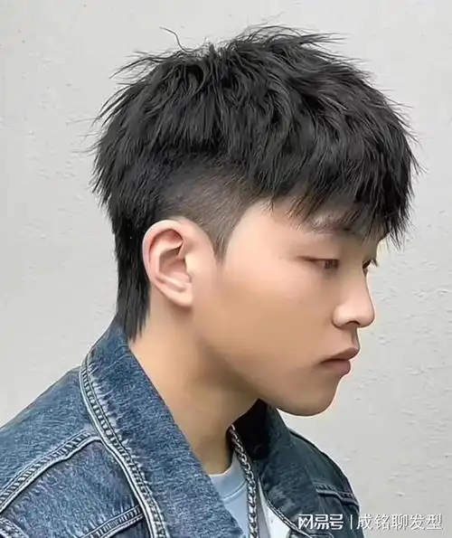 对于头顶头发稀少的男生来说,可以选择一些能够拉长脸型的烫发发型,如