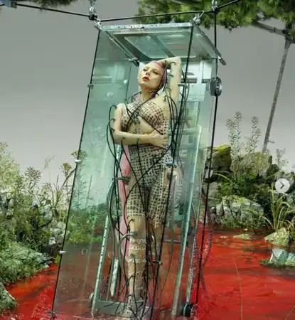 女神卡卡化身全光机器人侧胸蜜桃臀高hd入镜网赞只有gaga能超越gaga