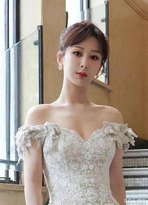 美女杨紫穿镶钻时尚抹身材长裙!雪肤健康甜美时尚_肌肤_造型_情绪