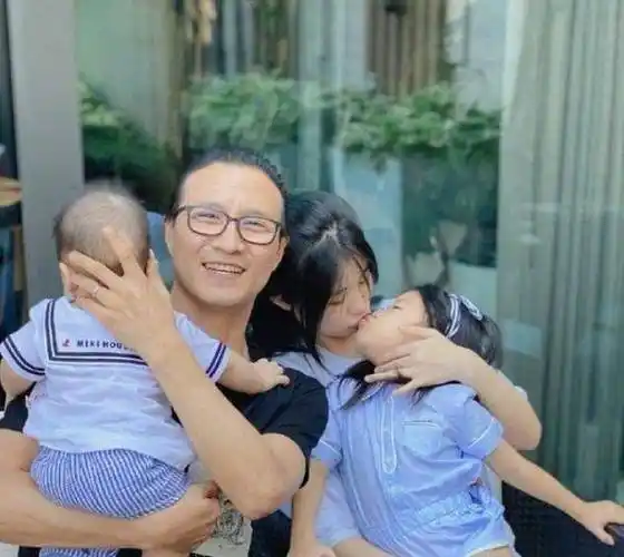 章子怡再怀孕带女儿逛街衣着宽松肚子微凸走路扶腰步伐笨重