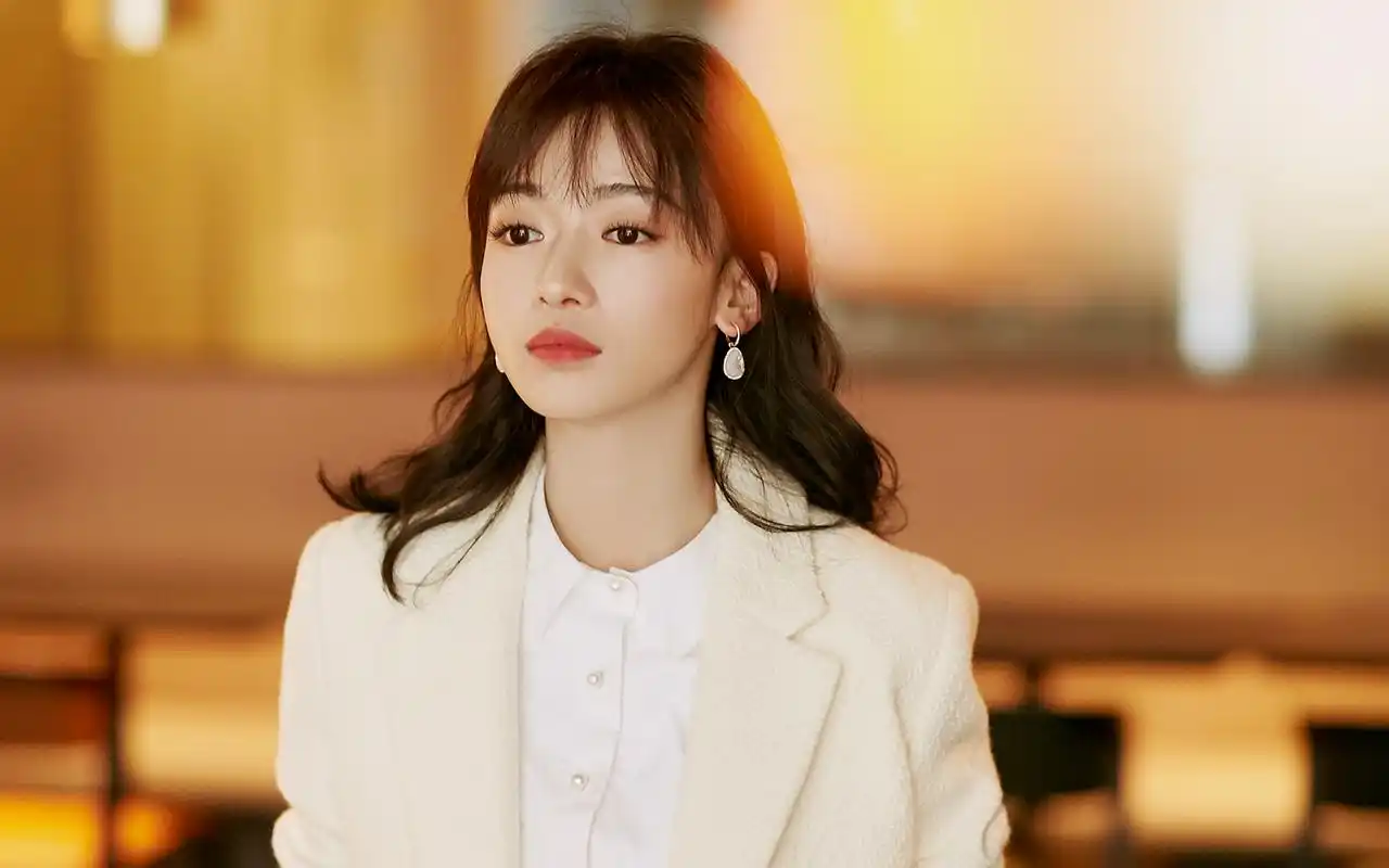 吴谨言优雅干练写真桌面壁纸