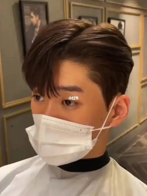 男士留偏分发型是展现自信感的很好体现,三七分短发